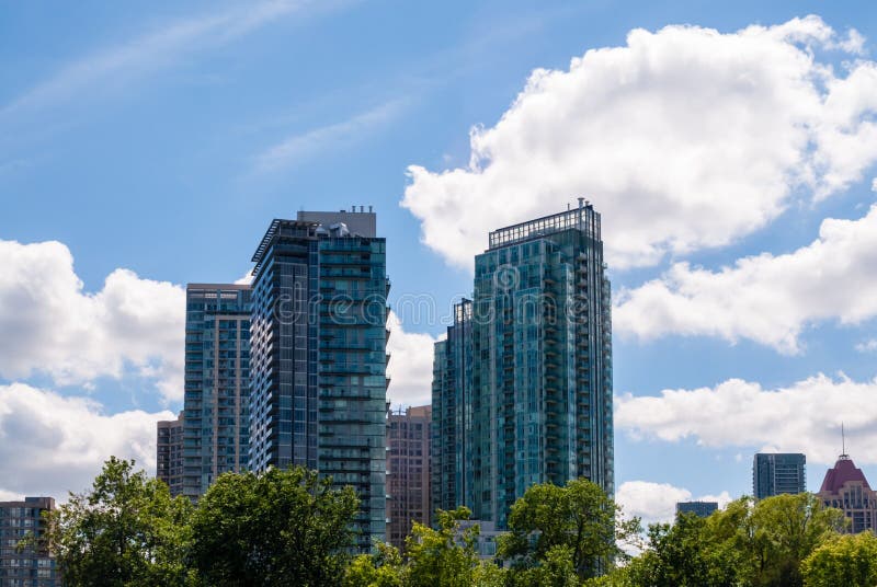 Le logement résidentiel moderne domine dans Mississauga, Ontario, Canada photographie stock Le logement résidentiel moderne domine dans Mississauga, Ontario, Canada photographie stock