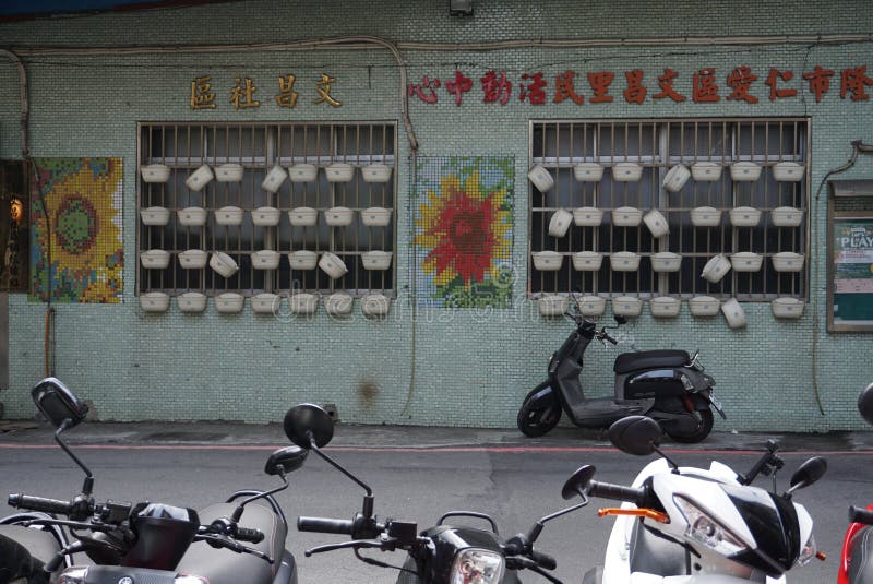 Le long de la rue de la station de train de Keelung à côté de la baie il y a beaucoup de boutiques locales et de vieille ville de photos libres de droits Le long de la rue de la station de train de Keelung à côté de la baie il y a beaucoup de boutiques locales et de vieille ville de photos libres de droits