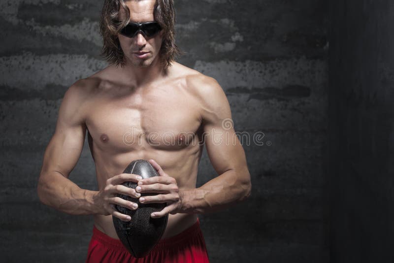 Le long homme chested nu de muscle de cheveux utilise des lunettes de soleil images libres de droits Le long homme chested nu de muscle de cheveux utilise des lunettes de soleil images libres de droits