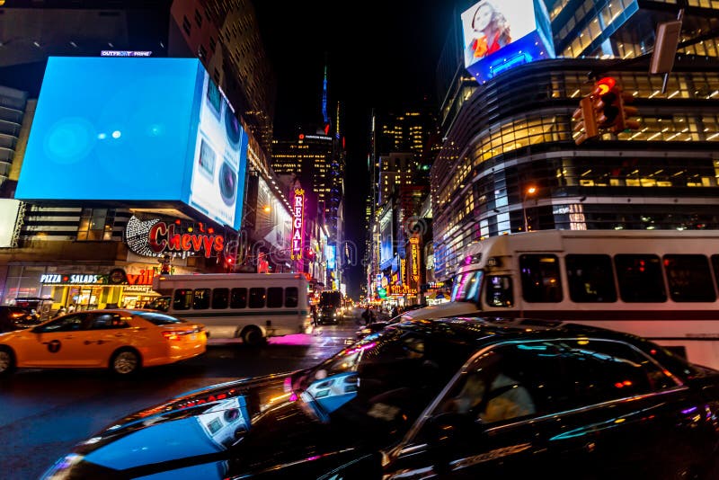 Le luci di times quadrano di notte a new york immagini stock libere da diritti