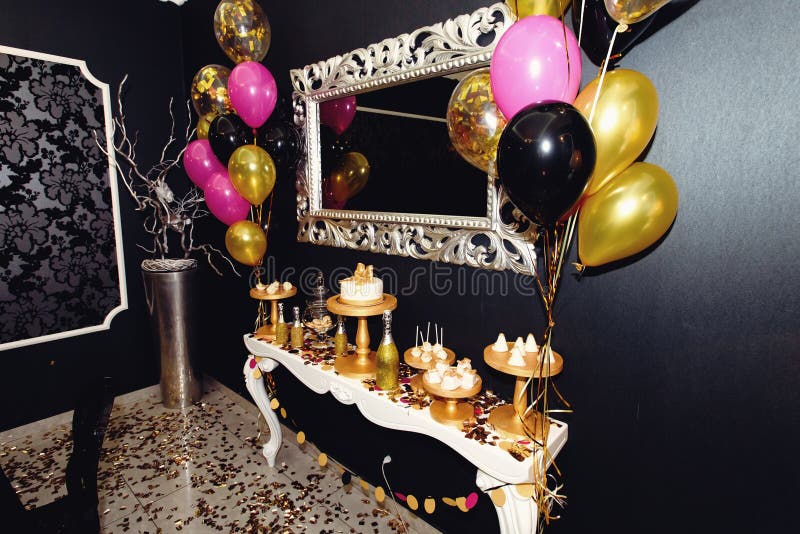 Le luxe élégant a décoré la batte de sucrerie avec des ballons au b d'or images stock Le luxe élégant a décoré la batte de sucrerie avec des ballons au b d'or images stock