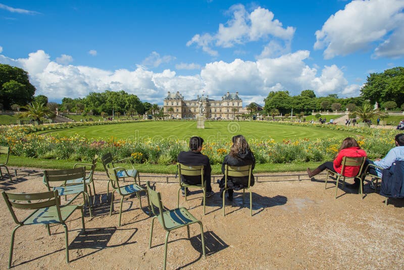 Le Luxembourg font du jardinage (Jardin du Luxembourg) à Paris, France photo stock