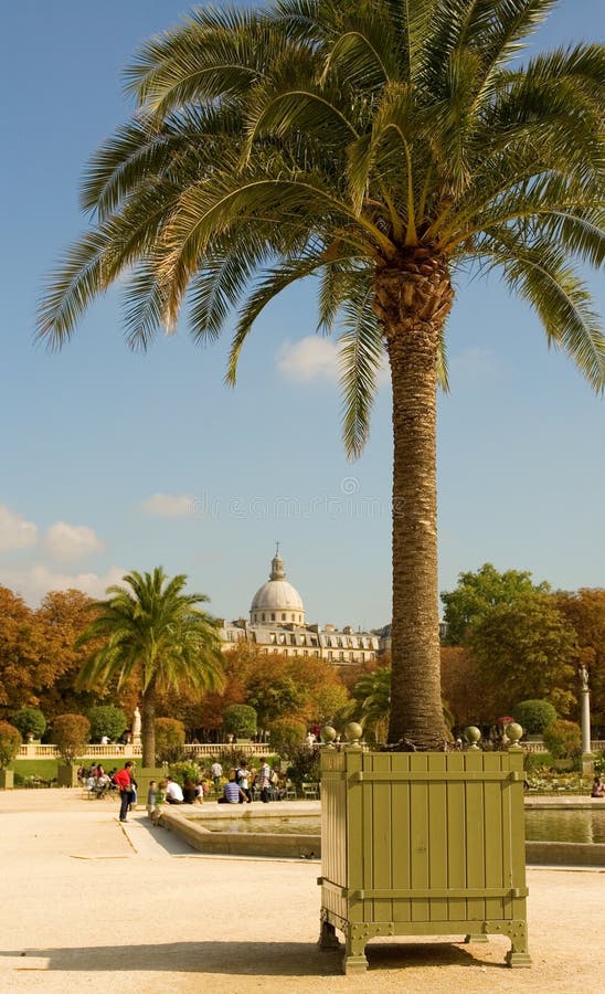 Le Luxembourg font du jardinage à Paris photographie stock