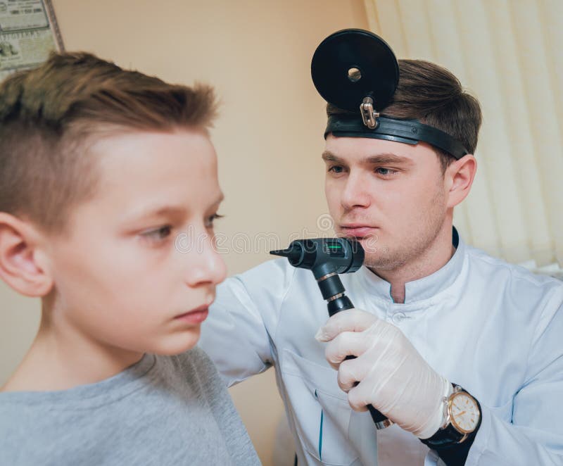 Le Docteur Examine L'oreille Avec L'otoscope Dans Une Salle De Pédiatre  Matériel Médical Image stock - Image du oreille, médecin: 121619697