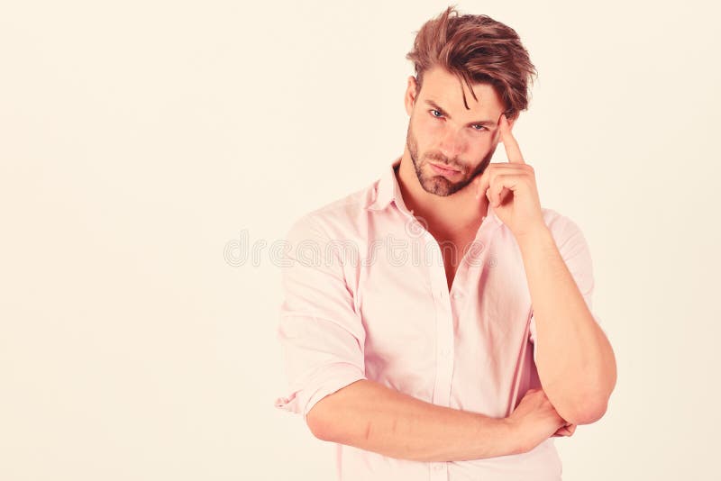 Le macho frotte son temple Type avec le poil dans la chemise rose
