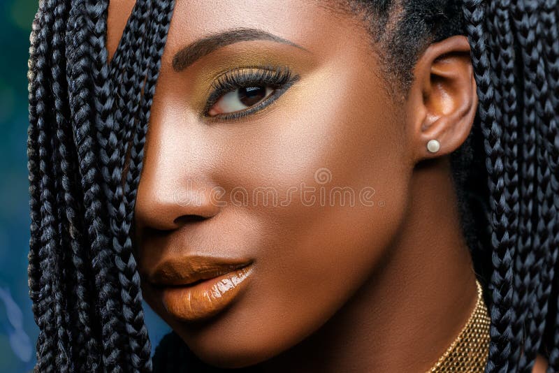 Le macro visage de beauté a tiré de la fille africaine avec des tresses photo libre de droits Le macro visage de beauté a tiré de la fille africaine avec des tresses photo libre de droits