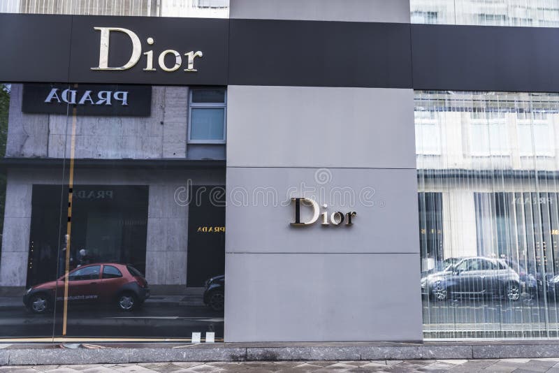 Le magasin de Dior où Prada stockent est reflété à Dusseldorf, Germa images stock Le magasin de Dior où Prada stockent est reflété à Dusseldorf, Germa images stock