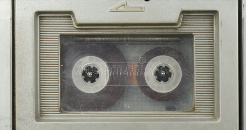 Le magnétophone rebobinant audiocassette insérée là. Audiocassette de rembobinage et d'arrêt. Vintage bande audio. clips vidéos