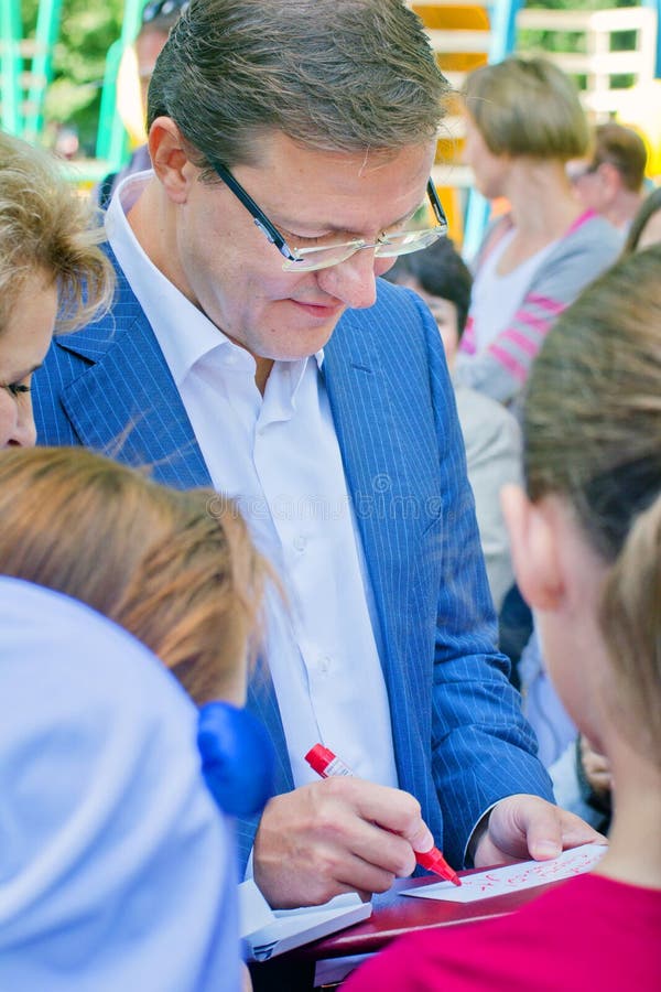 Le maire de la ville du Samara, Dmitry Azarov, entretiens avec les citoyens de sa ville photographie stock Le maire de la ville du Samara, Dmitry Azarov, entretiens avec les citoyens de sa ville photographie stock