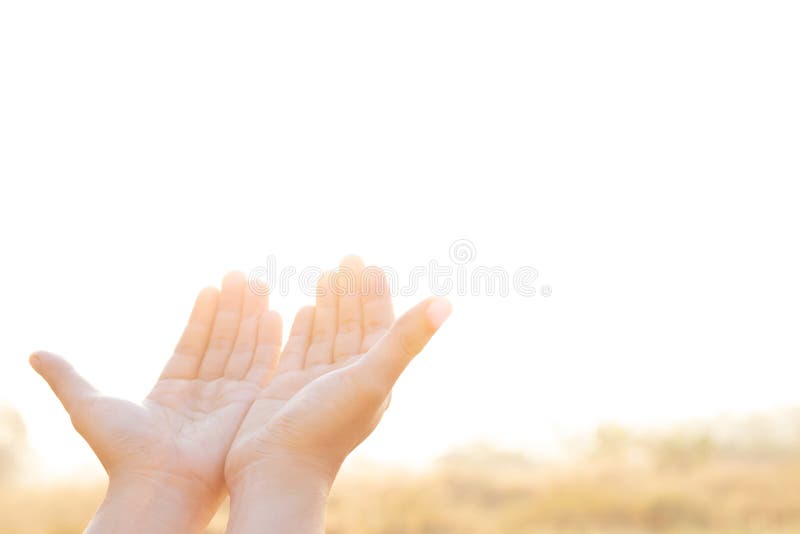 Le mani aprono la palma del culto pregando per mano la fede e la fede in dio di un appello al cielo.