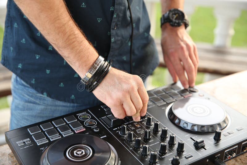 Le mani del DJ professionale sul regolatore mescolano la musica fotografia stock libera da diritti Le mani del DJ professionale sul regolatore mescolano la musica fotografia stock libera da diritti