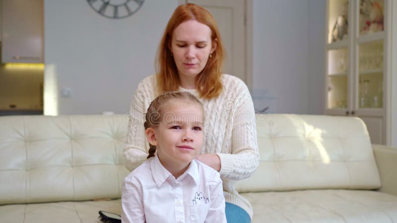 Le mani della mamma le hanno teso i piccioni della sua figlia carina per andare a scuola la mattina archivi video