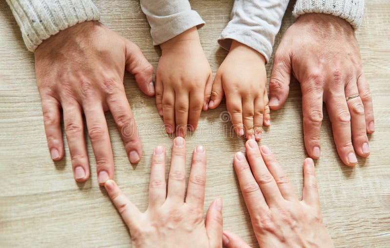 Le mani di bambini e anziani in confronto