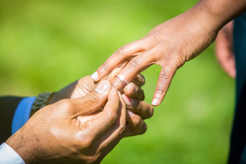 Le mani di proposta dell'anello di fidanzamento si chiudono su fotografia stock libera da diritti Le mani di proposta dell'anello di fidanzamento si chiudono su fotografia stock libera da diritti