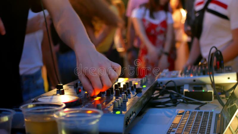 Le mani DJ gioca la musica