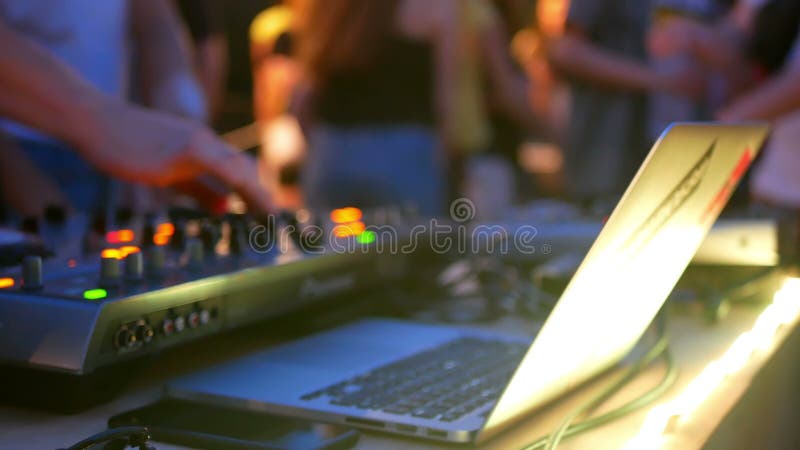 Le mani DJ gioca la musica