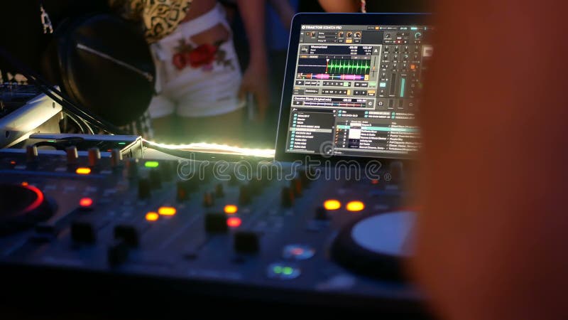 Le mani DJ gioca la musica