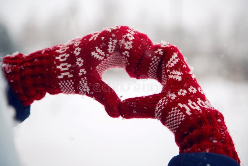 Le mani in guanti rossi hanno piegato il cuore immagini stock libere da diritti Le mani in guanti rossi hanno piegato il cuore immagini stock libere da diritti