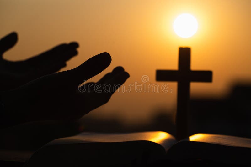 Le mani umane aprono il culto alto della palma dio che prega a La terapia dell'eucaristia benedice Dio che aiuta Pasqua cattolica