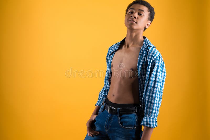 Le manifestazioni teenager afroamericane sottili scoprono il torso immagine stock Le manifestazioni teenager afroamericane sottili scoprono il torso immagine stock