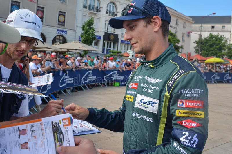 LE MANS, FRANCIA - 11 DE JUNIO DE 2017: El conductor de coche de carreras austríaco Mathias Lauda Aston Martin Racing en el unifo imagenes de archivo