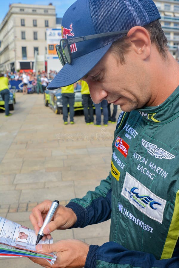 LE MANS, FRANCIA - 11 DE JUNIO DE 2017: El conductor de coche de carreras austríaco Mathias Lauda Aston Martin Racing en el unifo fotos de archivo libres de regalías