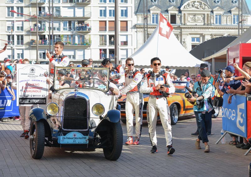 LE MANS, FRANCIA - 16 DE JUNIO DE 2017: Equipo de Jackie Chan DC Oreca que compite con 07-Gibson Thomas Laurent, Tristan Gommendy imágenes de archivo libres de regalías LE MANS, FRANCIA - 16 DE JUNIO DE 2017: Equipo de Jackie Chan DC Oreca que compite con 07-Gibson Thomas Laurent, Tristan Gommendy imágenes de archivo libres de regalías