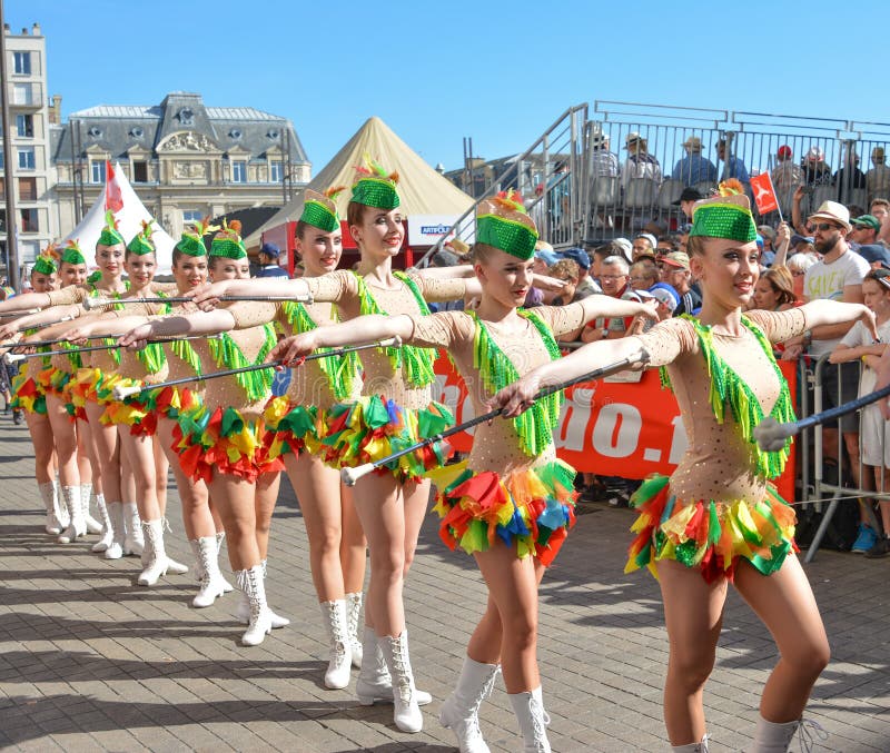 LE MANS, FRANCIA - 16 GIUGNO 2017: Le ragazze marciano sulle vie alla parata di apertura di 24 ore delle Mans fotografia stock LE MANS, FRANCIA - 16 GIUGNO 2017: Le ragazze marciano sulle vie alla parata di apertura di 24 ore delle Mans fotografia stock