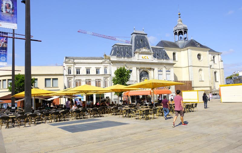 LE MANS, FRANKREICH - 18. August 2018: Alte Straße und Restaurants im Stadtzentrum von Le Mans frankreich stockbild LE MANS, FRANKREICH - 18. August 2018: Alte Straße und Restaurants im Stadtzentrum von Le Mans frankreich stockbild