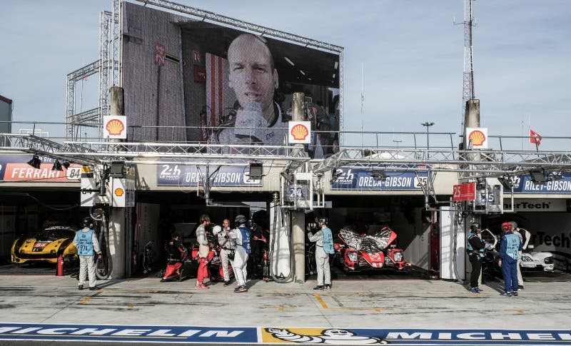Le Mans / Frankreich - 13./14. Juni 2017: 24 Stunden von Le Mans, Haltestelle der Grube lizenzfreie stockfotos Le Mans / Frankreich - 13./14. Juni 2017: 24 Stunden von Le Mans, Haltestelle der Grube lizenzfreie stockfotos