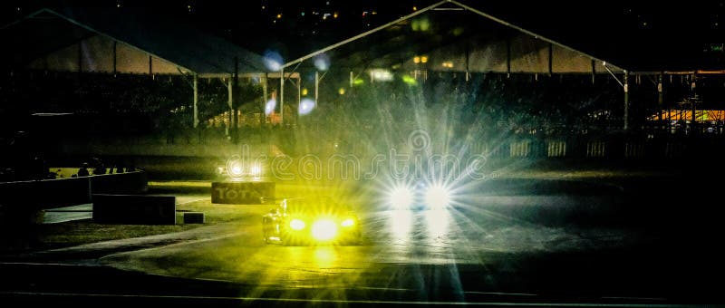 Le Mans / Frankreich - 13./14. Juni 2017: 24 Stunden von Le Mans, Nacht auf Le Mans Rennstrecke stockbild Le Mans / Frankreich - 13./14. Juni 2017: 24 Stunden von Le Mans, Nacht auf Le Mans Rennstrecke stockbild