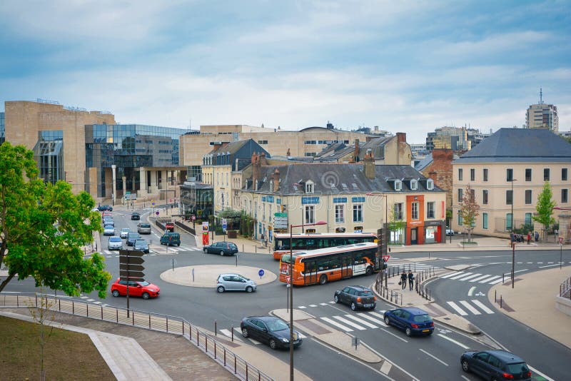LE MANS, FRANKREICH - 18. SEPTEMBER 2016: Modernes Teil von Le Mans mit Gebäuden und Transporten lizenzfreies stockfoto LE MANS, FRANKREICH - 18. SEPTEMBER 2016: Modernes Teil von Le Mans mit Gebäuden und Transporten lizenzfreies stockfoto
