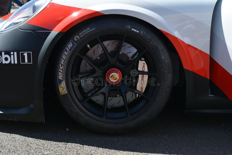 LE MANS, FRANÇA - 18 DE JUNHO DE 2017: Exposição de Porsche 911 RSR da equipe de Porsche GT durante as 24 horas de Le Mans fotografia de stock royalty free LE MANS, FRANÇA - 18 DE JUNHO DE 2017: Exposição de Porsche 911 RSR da equipe de Porsche GT durante as 24 horas de Le Mans fotografia de stock royalty free