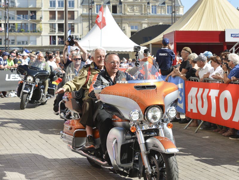 LE MANS, FRANÇA - 16 DE JUNHO DE 2017: Motociclistas com um velomotor de Harley Davidson em uma parada da competência dos pilotos imagens de stock royalty free LE MANS, FRANÇA - 16 DE JUNHO DE 2017: Motociclistas com um velomotor de Harley Davidson em uma parada da competência dos pilotos imagens de stock royalty free
