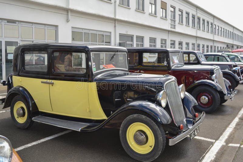 LE MANS, ΓΑΛΛΙΑ - 26 ΑΠΡΙΛΊΟΥ 2014: Πολλά διαφορετικά αυτοκίνητα του modele Renault Εκλεκτής ποιότητας και κλασικά αυτοκίνητα έκθ στοκ φωτογραφία LE MANS, ΓΑΛΛΙΑ - 26 ΑΠΡΙΛΊΟΥ 2014: Πολλά διαφορετικά αυτοκίνητα του modele Renault Εκλεκτής ποιότητας και κλασικά αυτοκίνητα έκθ στοκ φωτογραφία