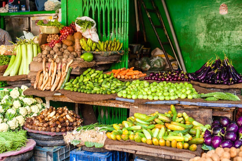 Le marché de l'agriculteur asiatique vendant les légumes frais image libre de droits Le marché de l'agriculteur asiatique vendant les légumes frais image libre de droits