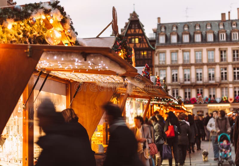 Le marché de Noël silhouette les cadeaux et le vin chaud de jouets d'achats photos libres de droits Le marché de Noël silhouette les cadeaux et le vin chaud de jouets d'achats photos libres de droits