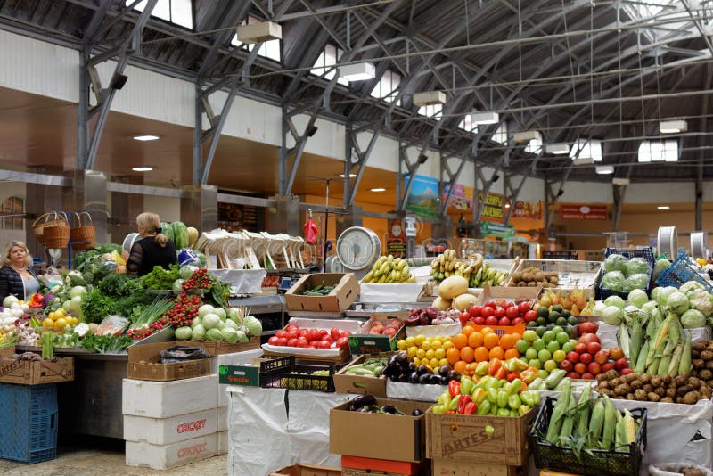 Le marché Kuznechny de l'agriculteur à St Petersburg, Russie images libres de droits Le marché Kuznechny de l'agriculteur à St Petersburg, Russie images libres de droits