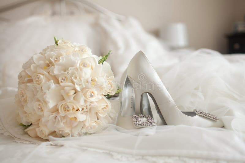 Le mariage chausse le bouquet de rose de blanc