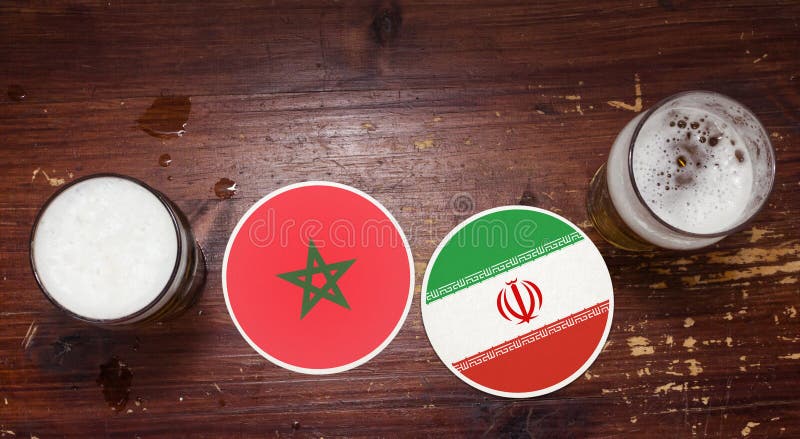 Le Maroc contre Caboteurs de l'Iran à la barre avec des pintes de bière photographie stock Le Maroc contre Caboteurs de l'Iran à la barre avec des pintes de bière photographie stock