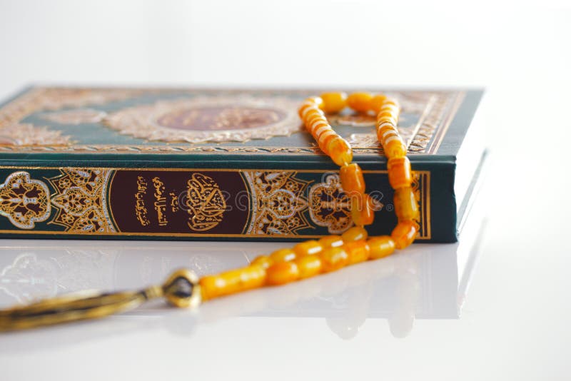 Le Masbaha, également connu sous le nom de Tasbih avec le Quaran photos stock