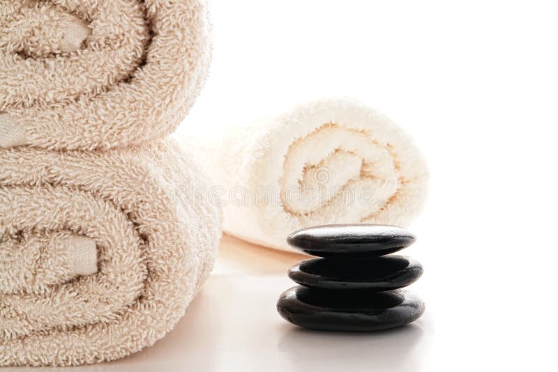 Le massage chaud poli lapide le cairn et les essuie-main de Bath image stock Le massage chaud poli lapide le cairn et les essuie-main de Bath image stock