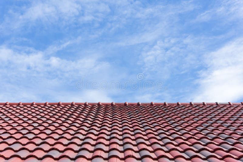 Le mattonelle di tetto con il cielo immagine stock Le mattonelle di tetto con il cielo immagine stock