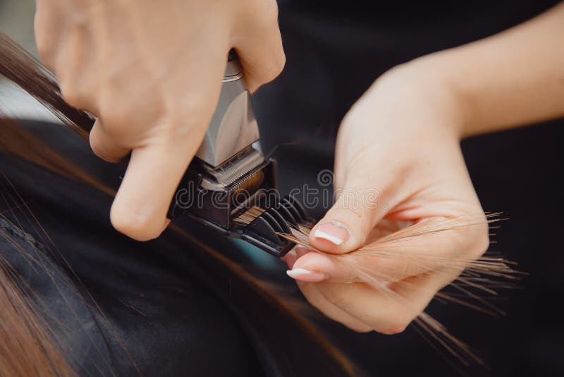 Le maître peigne des cheveux au client pour la procédure de restauration dans le salon photos libres de droits Le maître peigne des cheveux au client pour la procédure de restauration dans le salon photos libres de droits