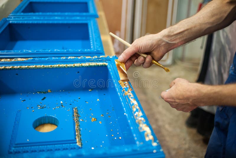 Le maître recouvre la partie en bois de feuille d'or image stock