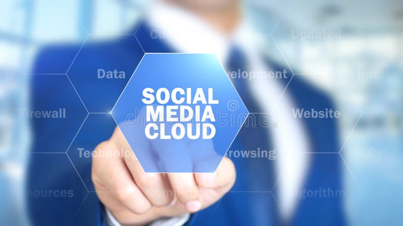 Le media social opacifie, homme travaillant à l'interface olographe, écran visuel images stock Le media social opacifie, homme travaillant à l'interface olographe, écran visuel images stock