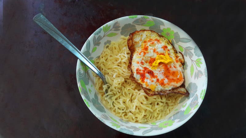 Le meilleur petit-déjeuner pour les nouilles et oeufs matinaux légers et sains photo libre de droits Le meilleur petit-déjeuner pour les nouilles et oeufs matinaux légers et sains photo libre de droits