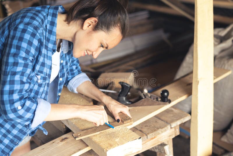 Le menuisier est employé dans le travail dans un atelier à la maison photo libre de droits Le menuisier est employé dans le travail dans un atelier à la maison photo libre de droits