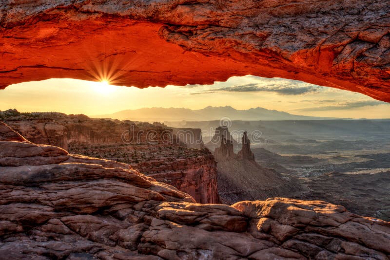 Le MESA arquent au lever de soleil, stationnement national de Canyonlands, Utah photographie stock Le MESA arquent au lever de soleil, stationnement national de Canyonlands, Utah photographie stock