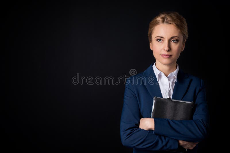 Le milieu songeur a vieilli la femme d'affaires tenant le comprimé numérique et regardant loin photo stock Le milieu songeur a vieilli la femme d'affaires tenant le comprimé numérique et regardant loin photo stock